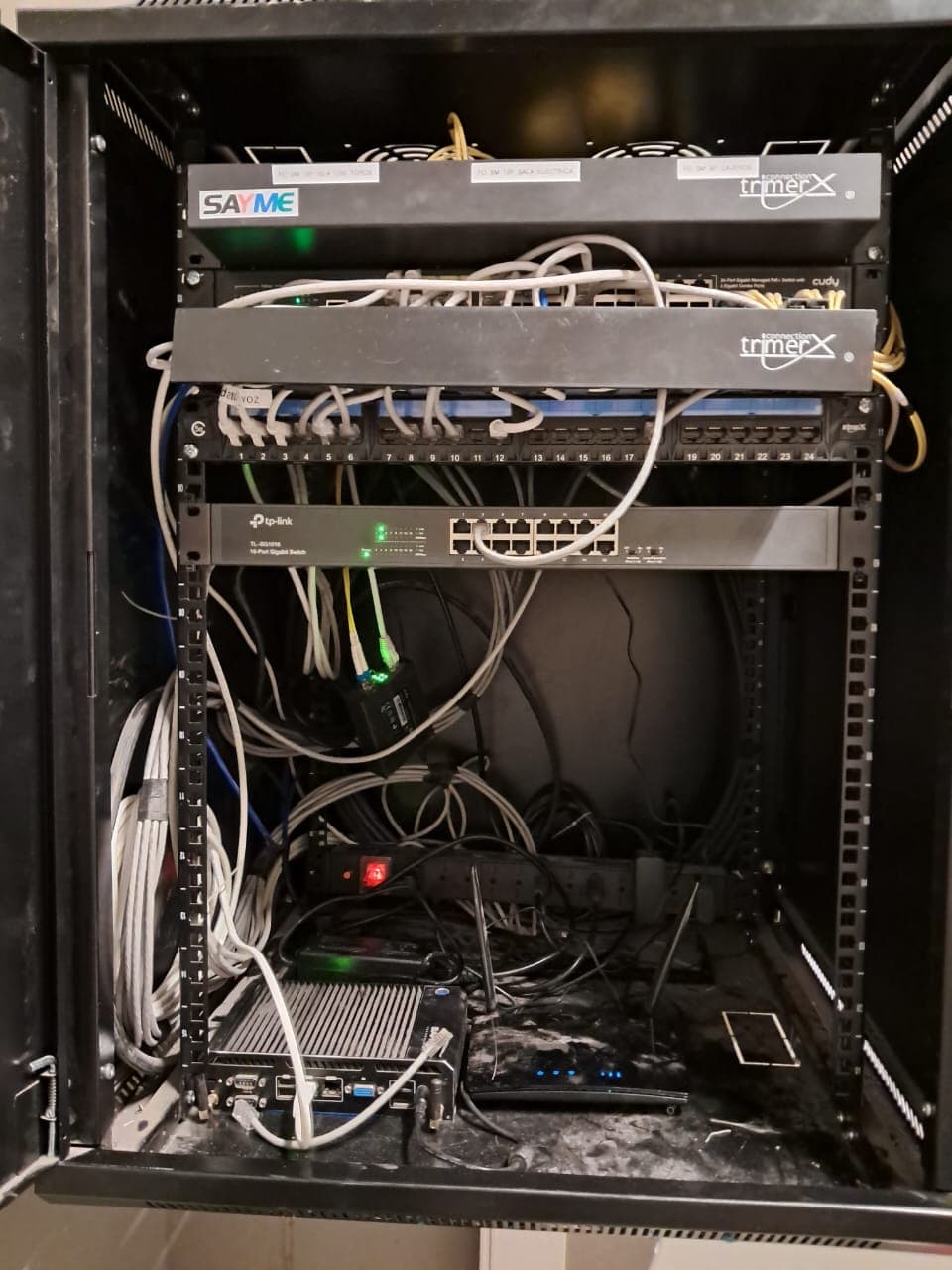 Conectividad estable, desde el rack hasta cada puesto.